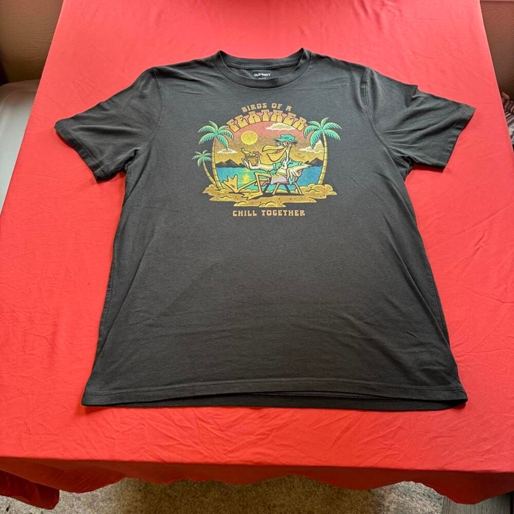 Old navy soft washed black graphic tee with beach scene w/ a Pelican chilling
